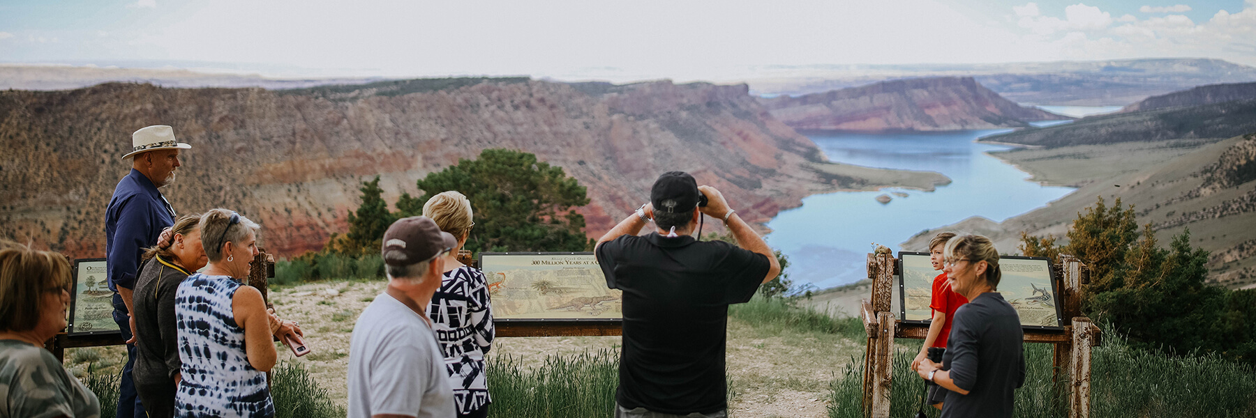 游客在火烈峡国家娱乐区欣赏风景